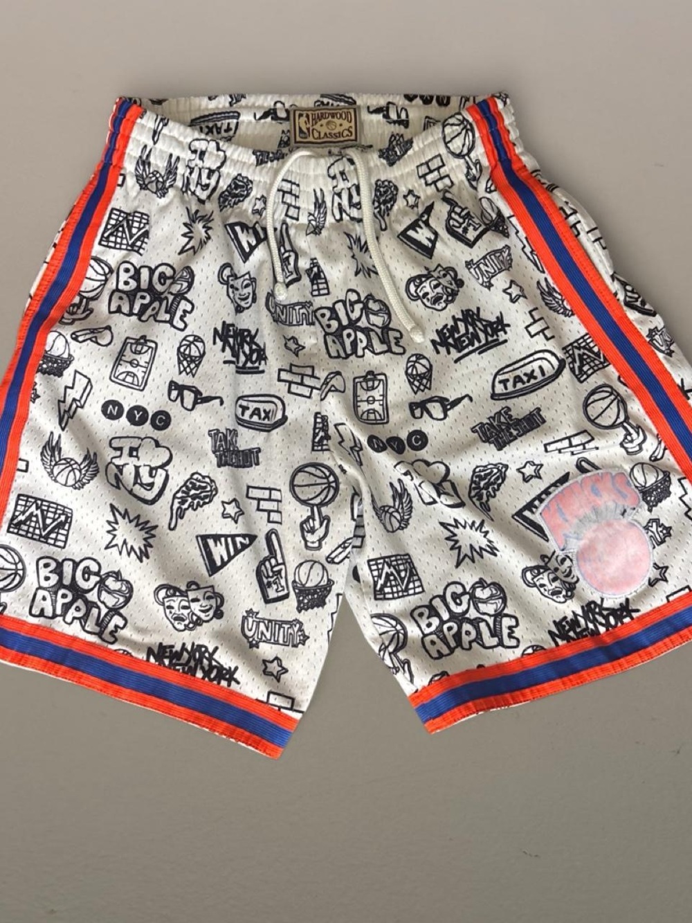 Men’s small hardwood classics vintage graphic New York Knicks shorts